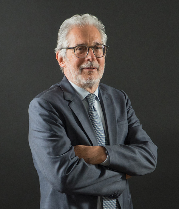 L’avvocato Paolo Chiarelli è un professionista affermato con ampia esperienza nel diritto commerciale, societario e fallimentare.